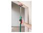 Un homme utilise un outil pour installer une porte.