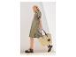 Robe chemise, sandales plates et grand sac en paille pour l'été.
