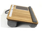Une table pour ordinateur portable en bois avec des coussins gris et un tapis de souris