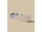 Canapé modulaire avec sections grises et beiges, avec coussins, sur fond clair.