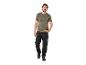 Homme en t-shirt vert olive et pantalon de travail noir.