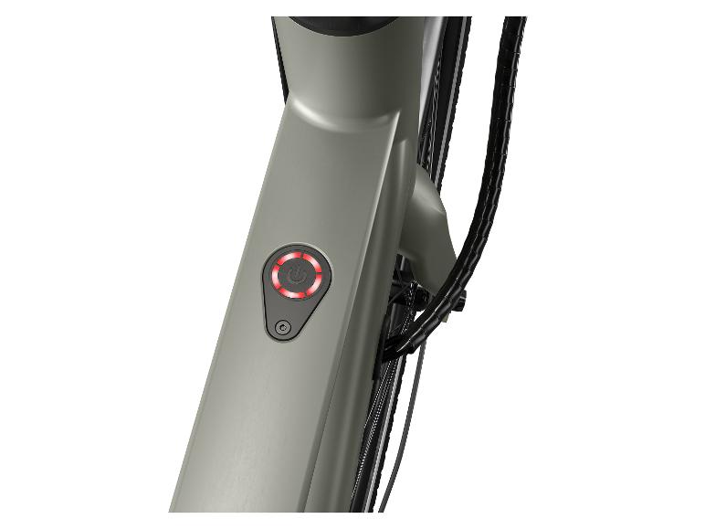 Gros plan sur le bouton d'alimentation d'un vélo électrique vert.