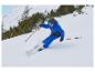 Enfant portant une veste de ski bleue CRIVIT skiant sur la neige.
