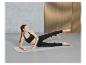 Femme faisant du yoga avec un cercle de pilates.