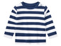 Un t-shirt à rayures bleu et blanc à manches longues.