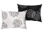 Deux oreillers avec des motifs ronds en noir et blanc.