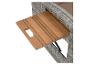 Table d'appoint en bois dans un mobilier d'extérieur tressé gris