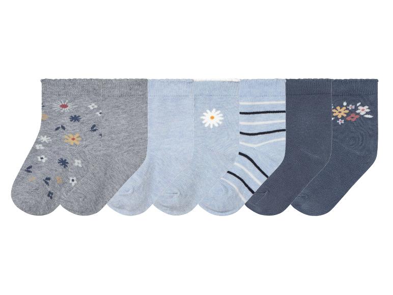 Six paires de chaussettes pour bébé dans des tons bleus et gris avec des motifs floraux et des rayures.