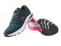 Une paire de chaussures de course à pied bleues avec des détails roses.