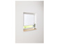 Un store plissé blanc sur une fenêtre avec un rebord en bois.