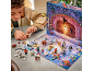 Enfant jouant avec un calendrier de l'Avent de jouets sur le thème de Star Wars.