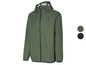 Une veste verte à capuche.