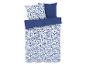 Parure de lit : housse de couette et taies d'oreiller à fleurs bleues.