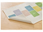 Un tapis blanc avec des motifs géométriques colorés.