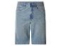 Short en jean bleu à coupe large avec poches et fermeture boutonnée.