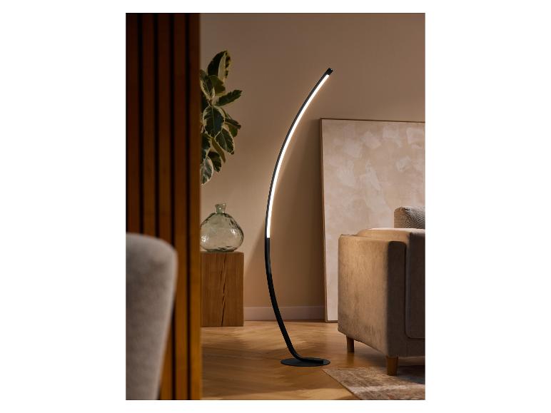 Lampe sur pied LED moderne et incurvée dans un intérieur élégant.