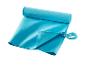 Serviette de sport turquoise, compacte et légère.