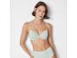 Un soutien-gorge et une culotte verts d'une marque.