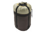 Un sac de couchage dans un sac de compression, prêt pour l'aventure.