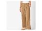 Pantalon large camel et chaussures plates.