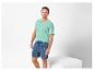 Pyjama homme : t-shirt vert et short à carreaux bleus.
