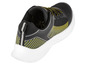 Des baskets noires avec des rayures jaunes et une semelle blanche
