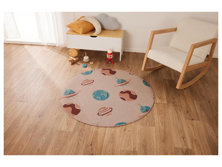 Tapis d'enfant sur le thème de l'espace dans une chambre d'enfant.