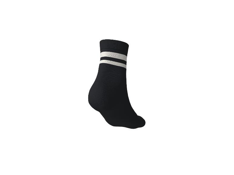 Chaussette de sport noire avec deux rayures blanches sur fond blanc.
