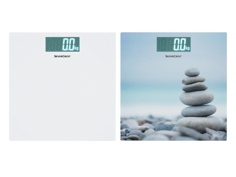 Deux balances digitales blanches Silvercrest, l'une avec une surface blanche et l'autre avec une image de pierres sur une plage.