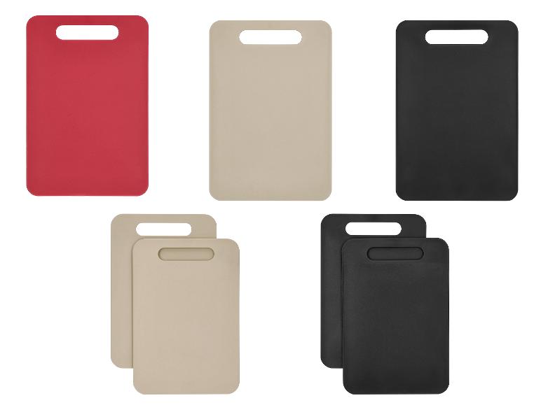 Ensemble de planches à découper rouges, beiges et noires.