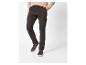 Pantalon cargo marron foncé pour homme avec baskets.