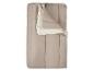 Sac de couchage beige avec intérieur clair, plié en deux