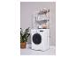 Une machine à laver blanche avec une étagère en métal au-dessus dans une salle de bain.