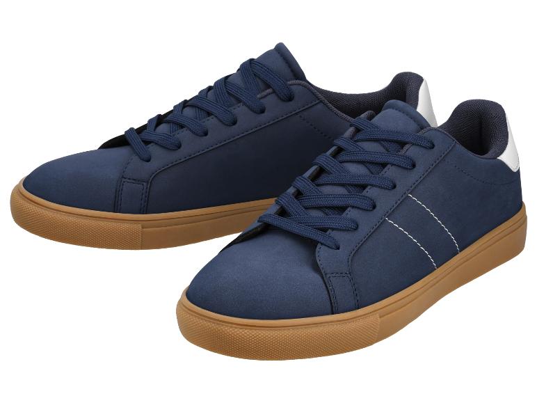 Paire de baskets bleu marine avec semelles marron et accents blancs
