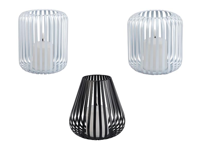 Deux bougeoirs en métal blanc et un noir avec des lignes.