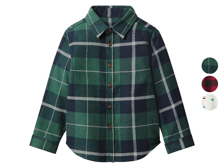 Chemise en flanelle à carreaux verts et bleu marine avec boutons marron, présentée avec deux autres options de couleur.