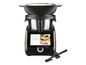 Un robot cuiseur multifonction Monsieur Cuisine Smart avec panier vapeur et spatule.