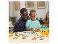 Un enfant et un adulte jouant avec l'ensemble Play-Doh pour faire des sandwichs.