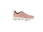 Sneakers roses avec une semelle blanche.