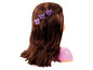 Une tête de poupée avec des cheveux bruns et des pinces à cheveux en forme de couronne.