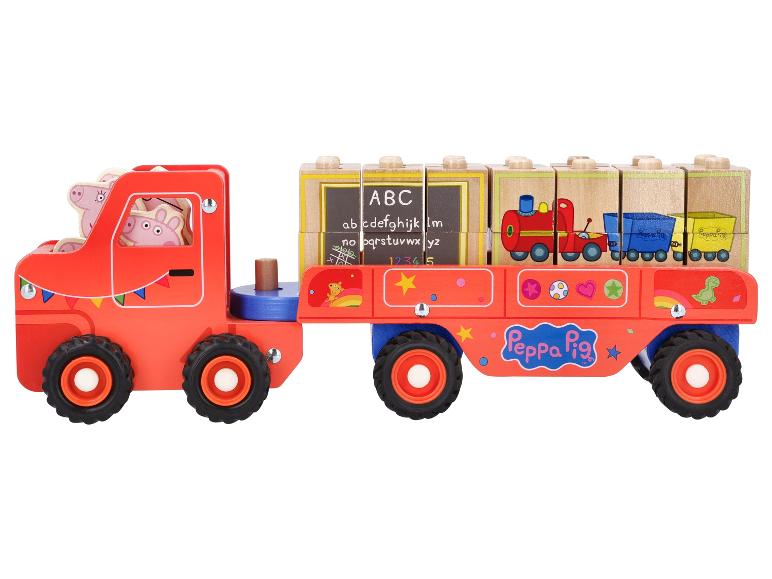 Un camion jouet rouge Peppa Pig avec des blocs en bois avec des lettres et des images.