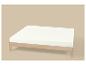 Cadre de lit en bois clair avec matelas blanc sur fond beige.