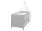 Lit bébé gris avec une moustiquaire blanche