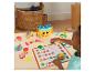 Un enfant joue avec de la pâte à modeler Play-Doh et crée des sandwichs.
