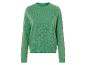 Un pull en tricot vert avec un motif ajouré.