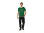 Homme en t-shirt vert imprimé et pantalon de travail noir.