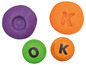 Quatre boutons jouets avec les lettres K et O.
