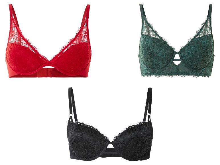 Trois soutiens-gorge en dentelle rouge, verte et noire.