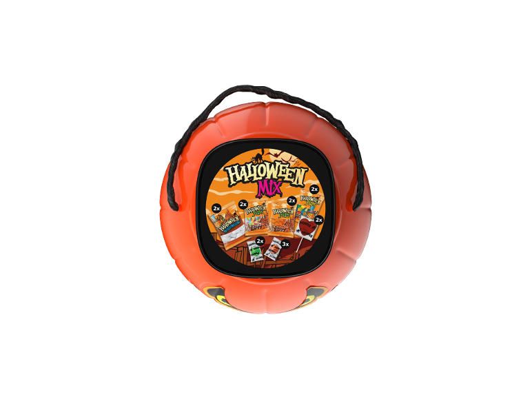 Mélange de bonbons d'Halloween dans un seau citrouille, avec des guimauves et des gelées.