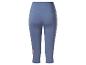 Leggings capri bleues avec des découpes circulaires.
